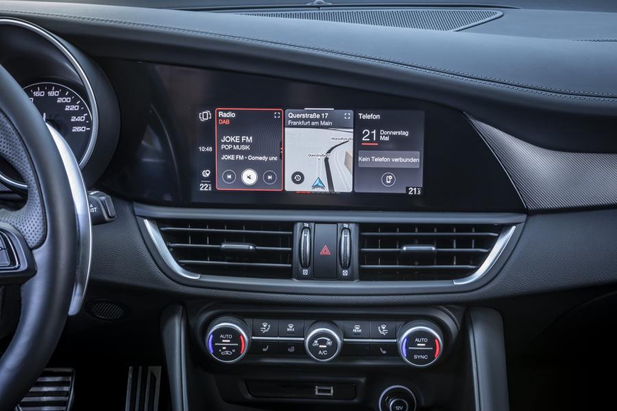 Детали интерьера Alfa Romeo Giulia Veloce Q2 (952) 2019 года  (фото 9 из 27)